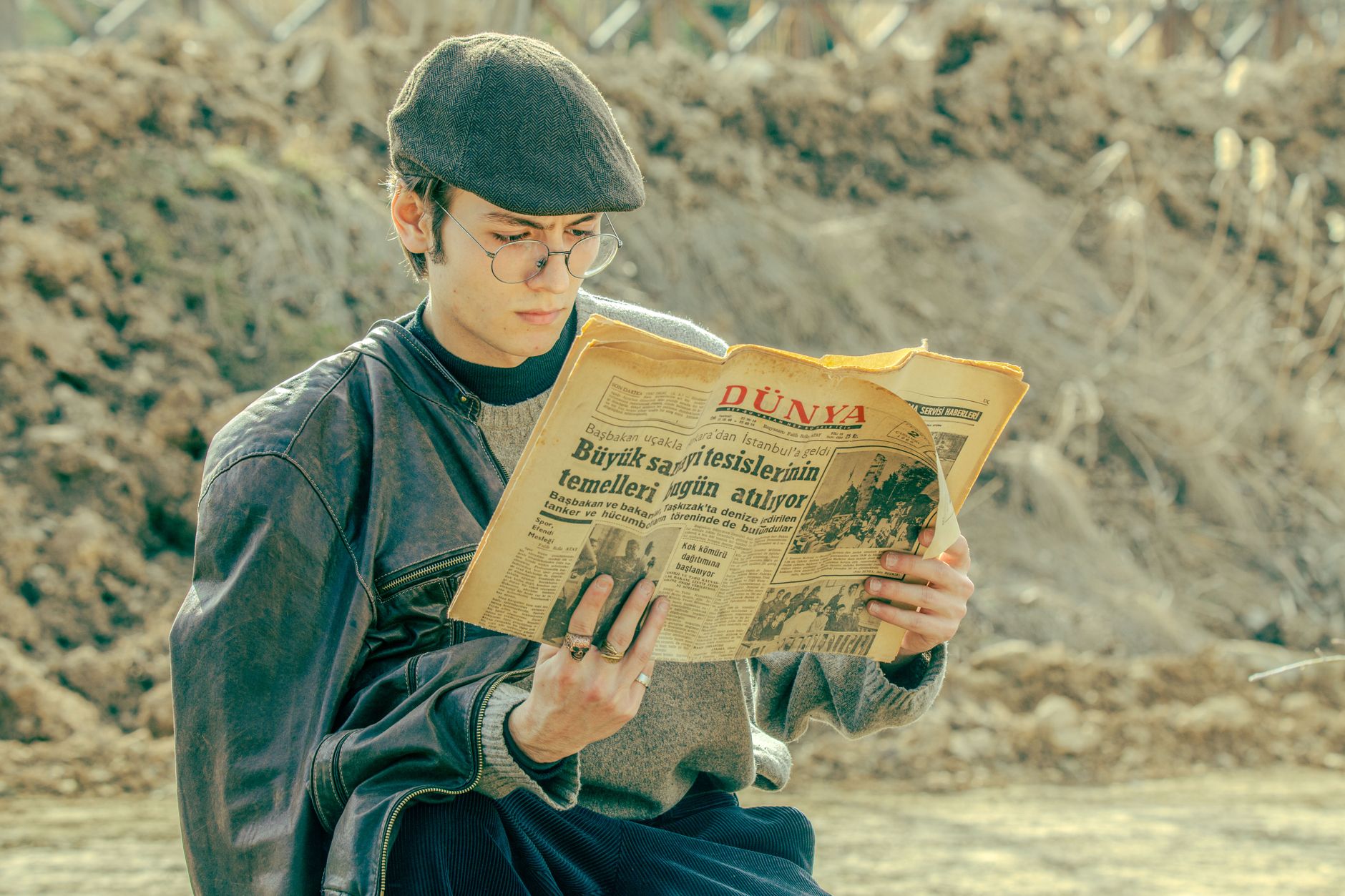 Stylish man in vintage attire reading a newspaper outdoors, capturing a serene moment. — Vavada peegel ja selle kasutamine 20